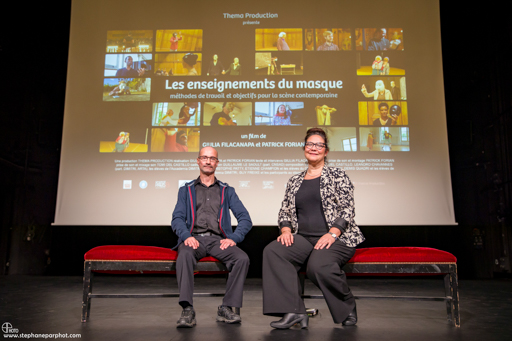 Présentation du documentaire Les Enseignements du masque au CNSAD, Miniature 16 : Patrick Forian et Giulia Filacanapa, sur scène, devant l'affiche du documentaire