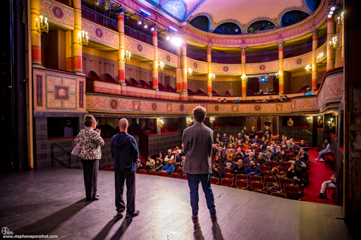 Présentation du documentaire Les Enseignements du masque au CNSAD, Miniature 6 : Patrick Forian, Giulia Filacanapa et Benoît Tuquety (Eur Artec), sur scène, de dos, devant le public