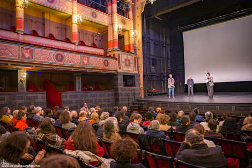 Présentation du documentaire Les Enseignements du masque au CNSAD, Miniature 7 : le public et les intervenants dans la salle de théâtre