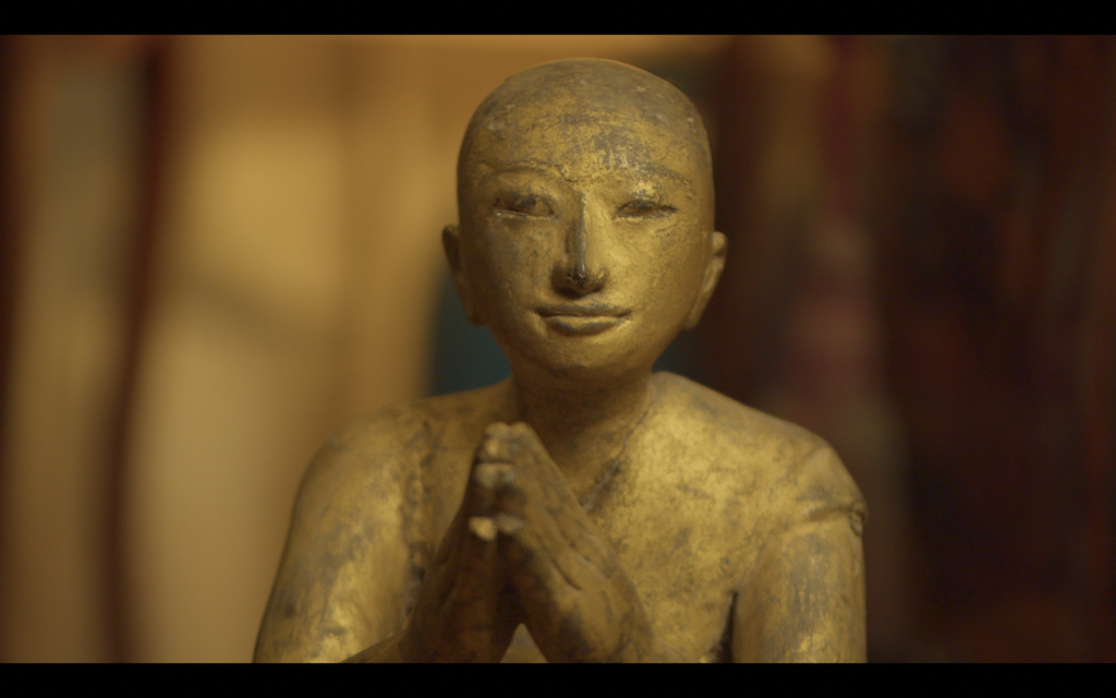 Photo du film Les Objets blessés : statuette de moine boudiste