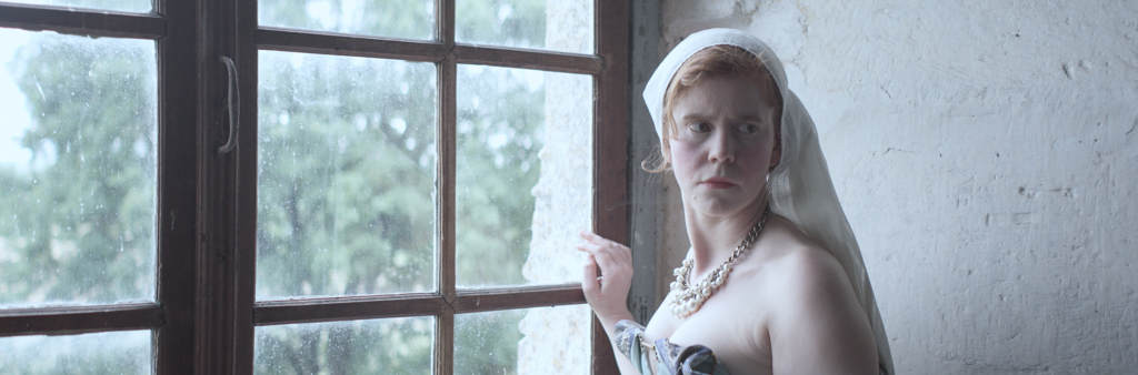 Photo du film Les vedettes : La comtesse devant la fenêtre