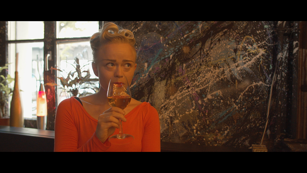 Photo du film The Bar Raider : Virginia holding a glass