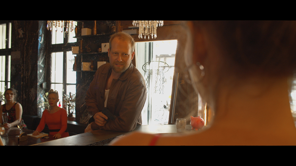 Photo du film The Bar Raider : Jack staring at the waitress